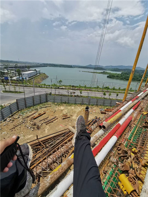 平遥县作业中发生设备损坏或人员意外，责任怎么划分？